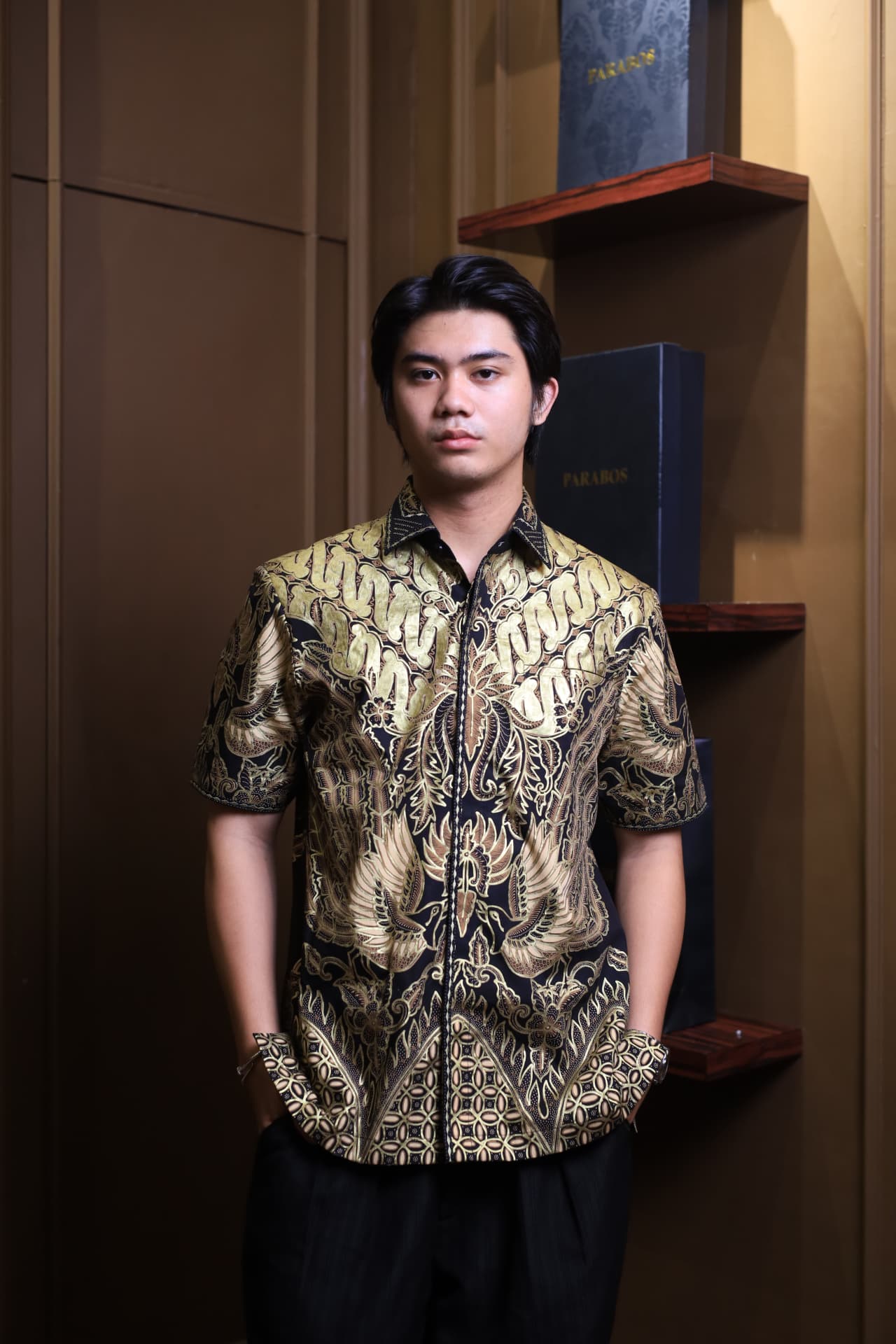Hem Parang Kencana — Hem batik tulis lengan pendek motif parang dan sayap kencana emas dikenakan model