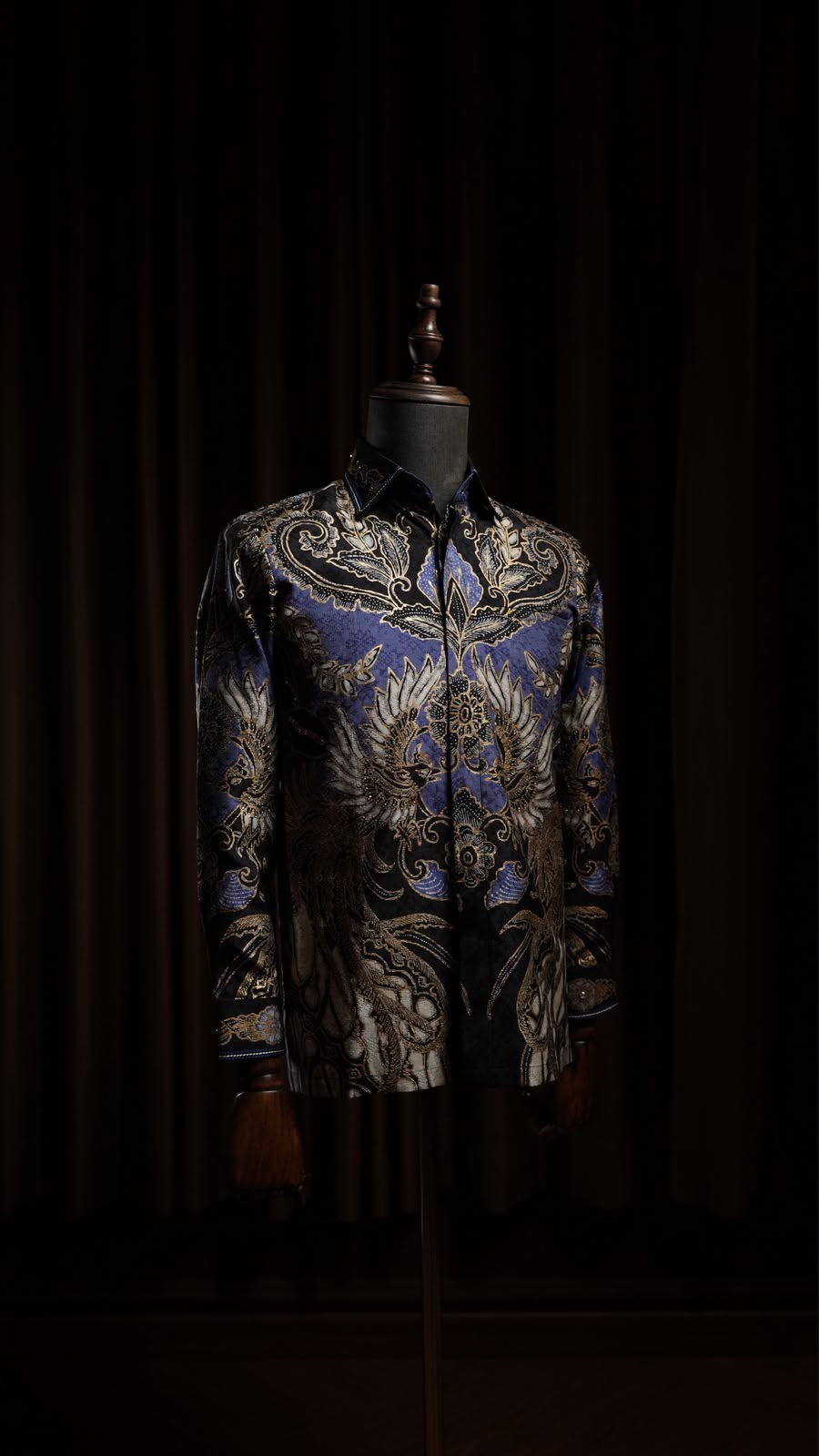 Nirmala Formal Shirt — Kemeja batik tulis biru indigo dilihat dari sudut tiga perempat
