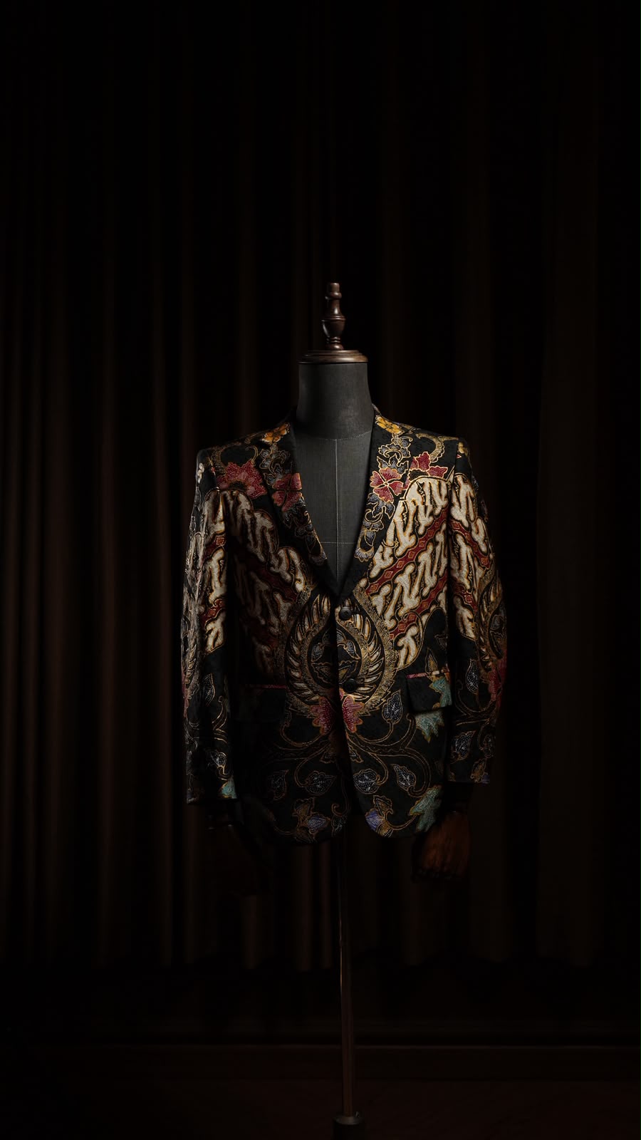 Pusaka Sogan Blazer — Blazer batik tulis motif parang dan bunga sogan multiwarna, tampak depan