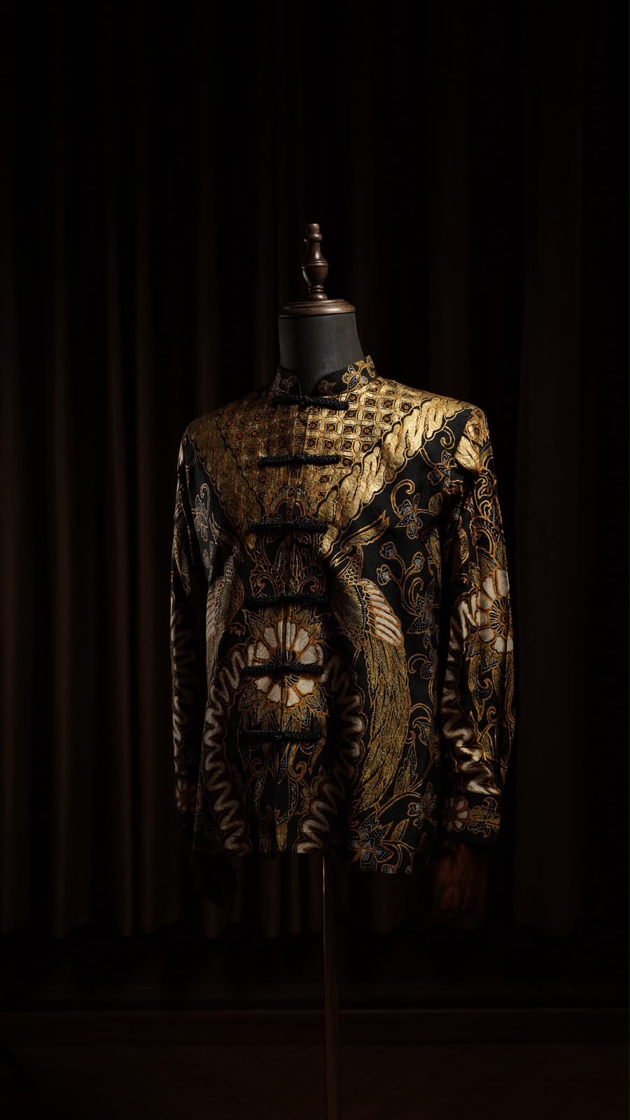 Kencana Royale Jacket — Jas batik tulis emas kerah shanghai dilihat dari sudut tiga perempat