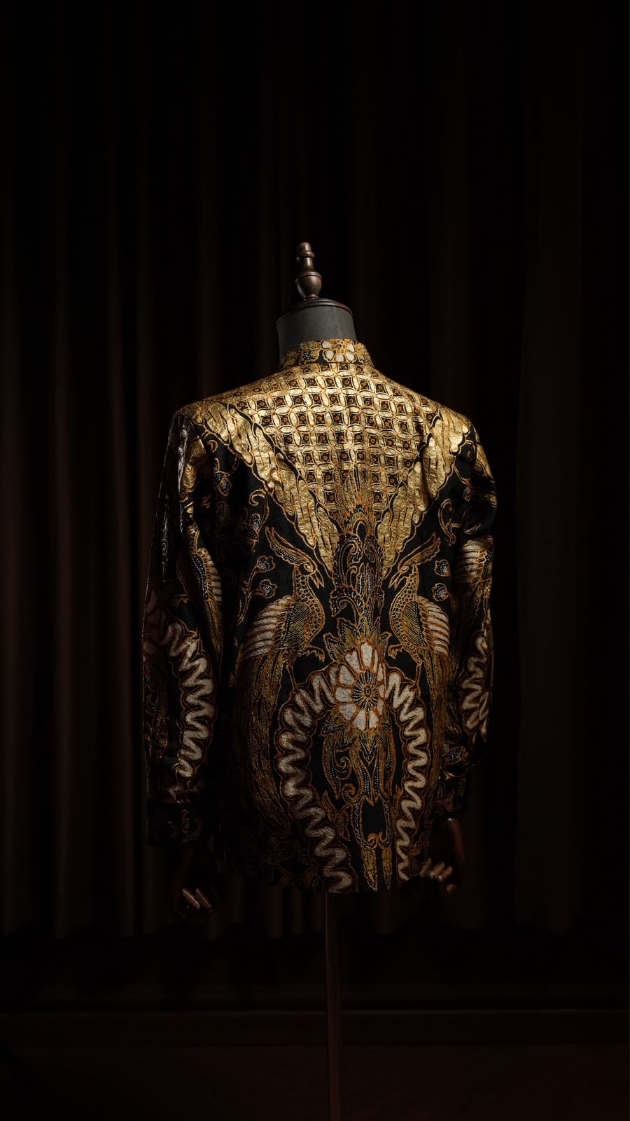 Garuda Wreath Blazer — Punggung jas batik tulis emas dengan sepasang merak dan bunga teratai